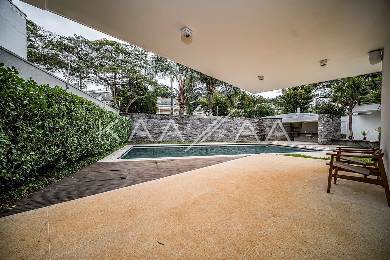 Que tal viver rodeado de muito verde em plena cidade grande? Esta casa no Jardim Lusitânia pode te proporcionar isso. - Foto 6