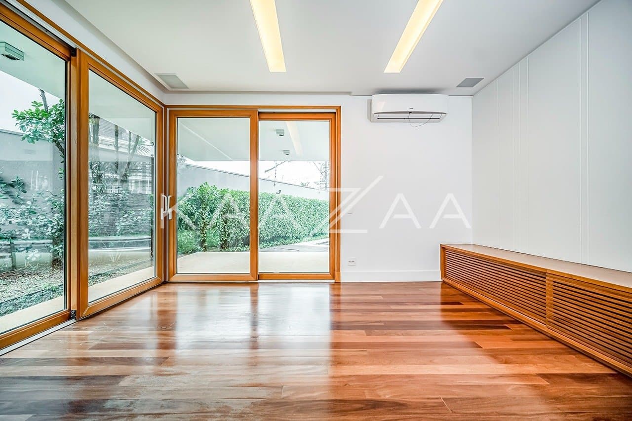 Que tal viver rodeado de muito verde em plena cidade grande? Esta casa no Jardim Lusitânia pode te proporcionar isso. - Foto 12