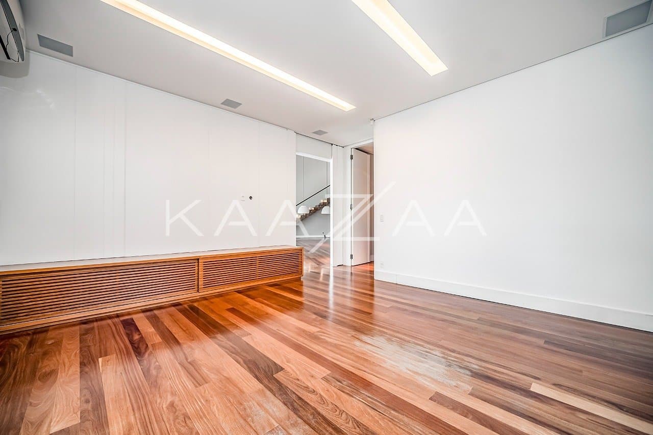 Que tal viver rodeado de muito verde em plena cidade grande? Esta casa no Jardim Lusitânia pode te proporcionar isso. - Foto 13