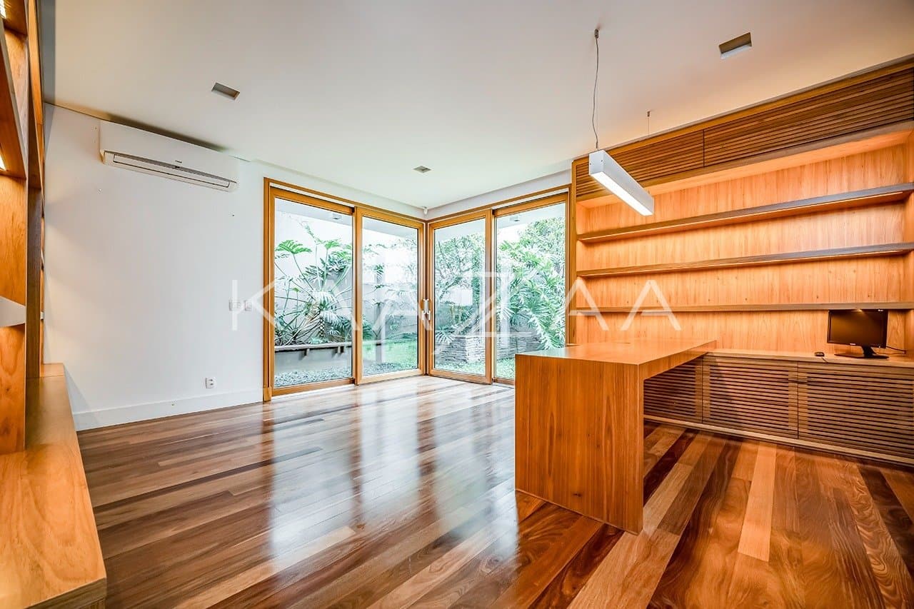 Que tal viver rodeado de muito verde em plena cidade grande? Esta casa no Jardim Lusitânia pode te proporcionar isso. - Foto 14