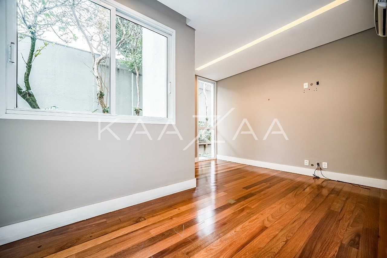 Que tal viver rodeado de muito verde em plena cidade grande? Esta casa no Jardim Lusitânia pode te proporcionar isso. - Foto 17