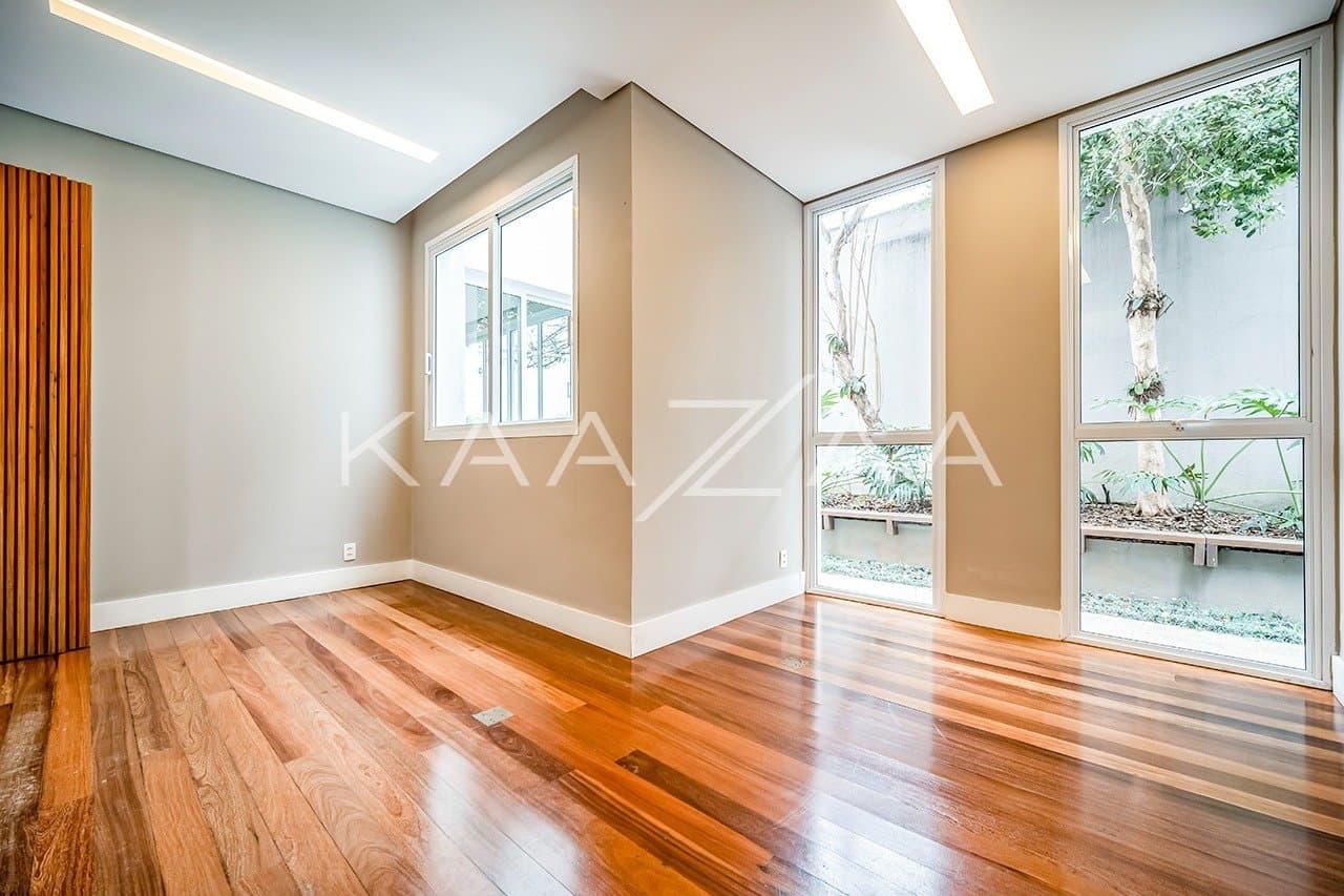 Que tal viver rodeado de muito verde em plena cidade grande? Esta casa no Jardim Lusitânia pode te proporcionar isso. - Foto 16