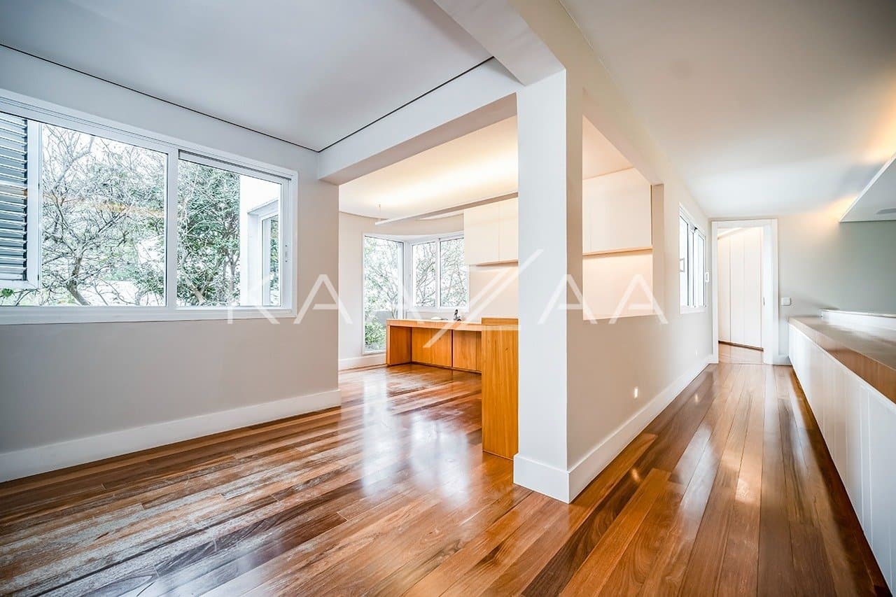 Que tal viver rodeado de muito verde em plena cidade grande? Esta casa no Jardim Lusitânia pode te proporcionar isso. - Foto 21