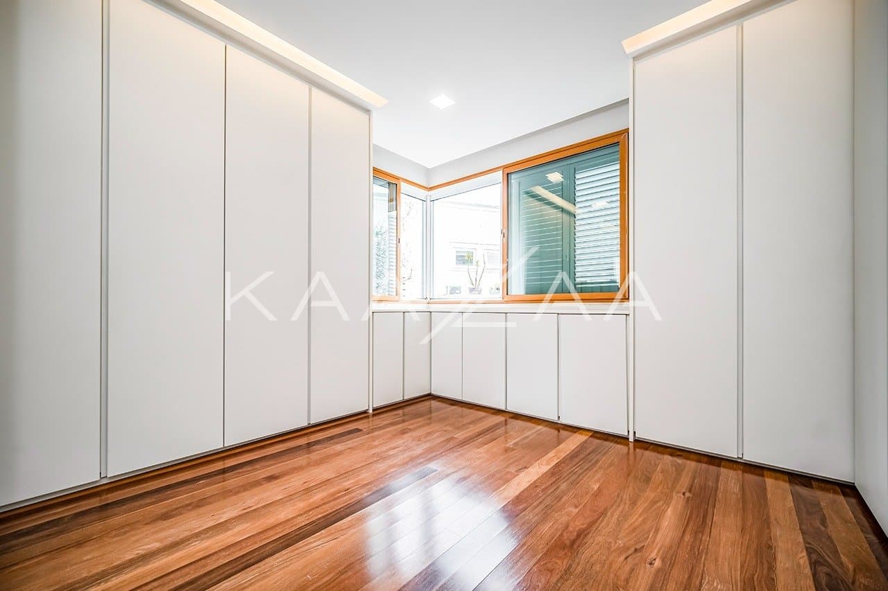 Que tal viver rodeado de muito verde em plena cidade grande? Esta casa no Jardim Lusitânia pode te proporcionar isso. - Foto 24