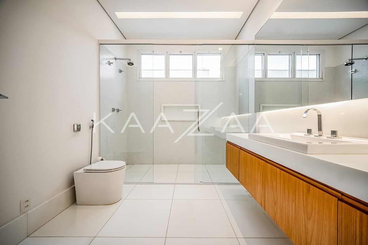 Que tal viver rodeado de muito verde em plena cidade grande? Esta casa no Jardim Lusitânia pode te proporcionar isso. - Foto 27