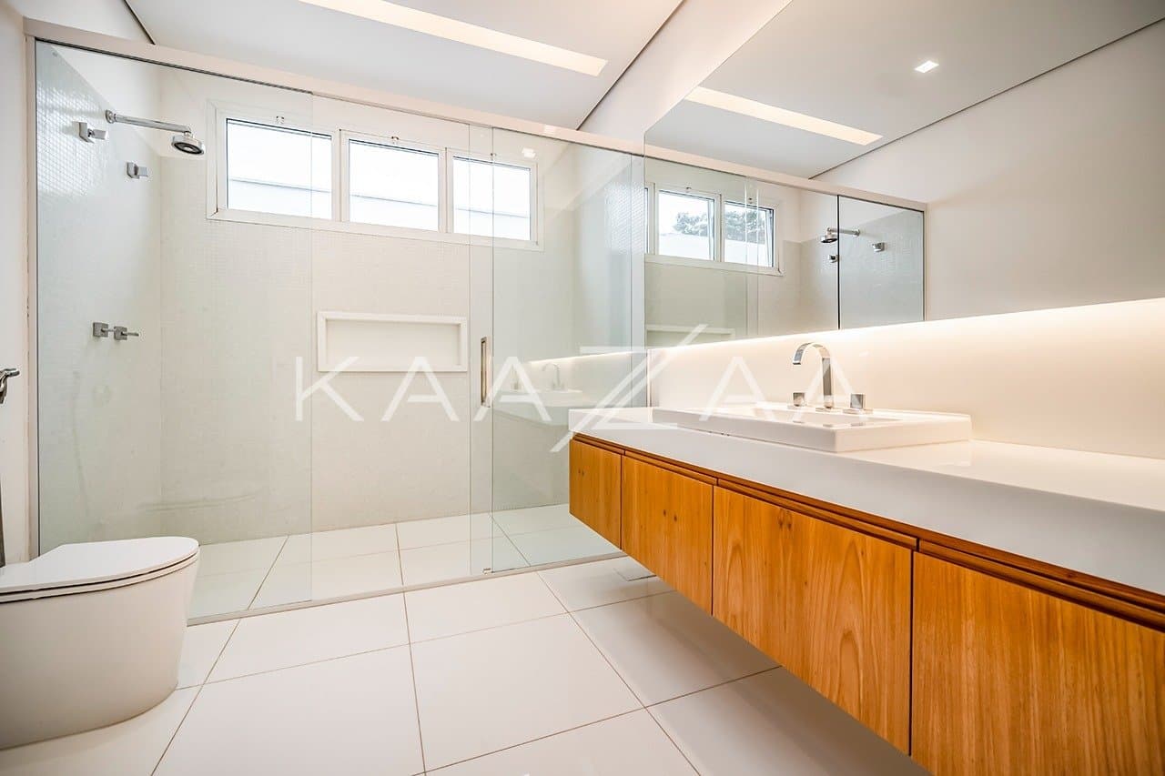 Que tal viver rodeado de muito verde em plena cidade grande? Esta casa no Jardim Lusitânia pode te proporcionar isso. - Foto 29