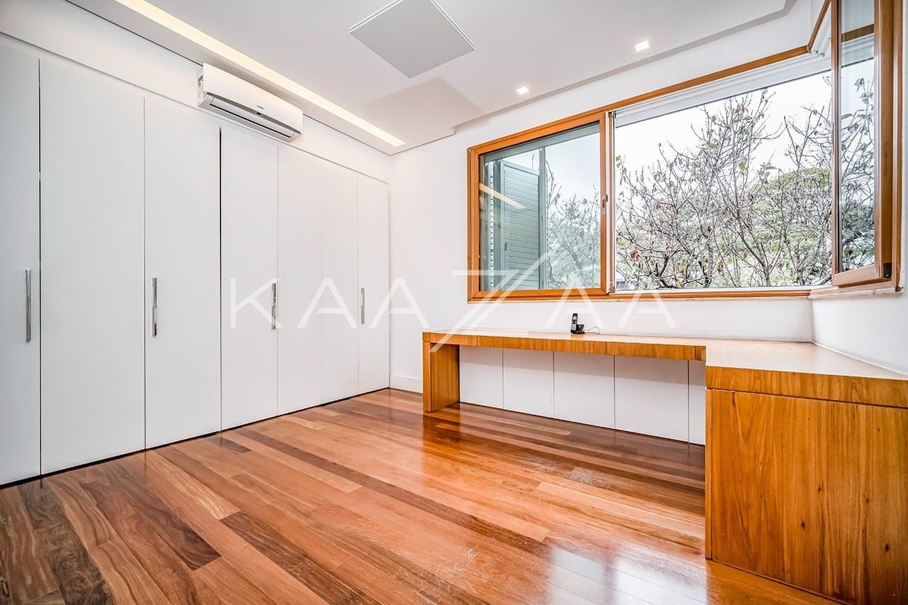 Que tal viver rodeado de muito verde em plena cidade grande? Esta casa no Jardim Lusitânia pode te proporcionar isso. - Foto 30