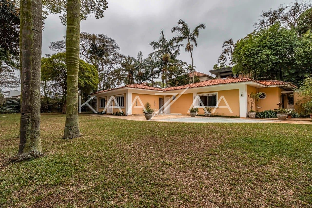 Casa clássica na Cidade Jardim com 4 suítes, piscina e terreno delicioso. - Foto 3