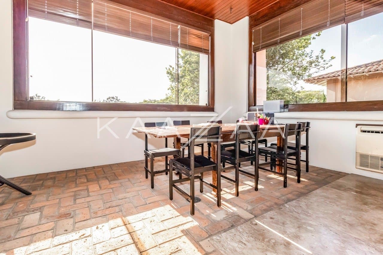 Casa deliciosa com lindo jardim e 4 suítes. Reformada, no Jardim Guedala. - Foto 31