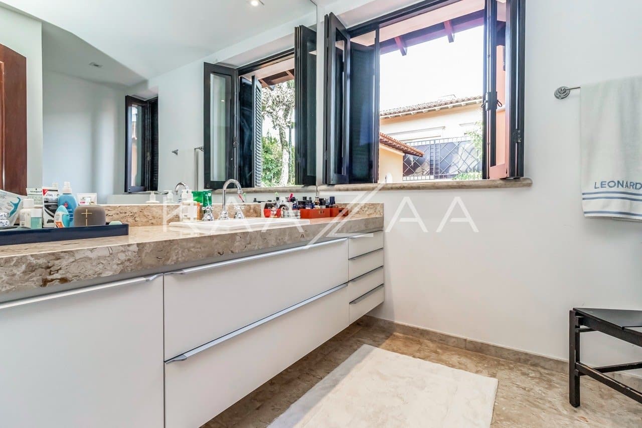 Casa deliciosa com lindo jardim e 4 suítes. Reformada, no Jardim Guedala. - Foto 36