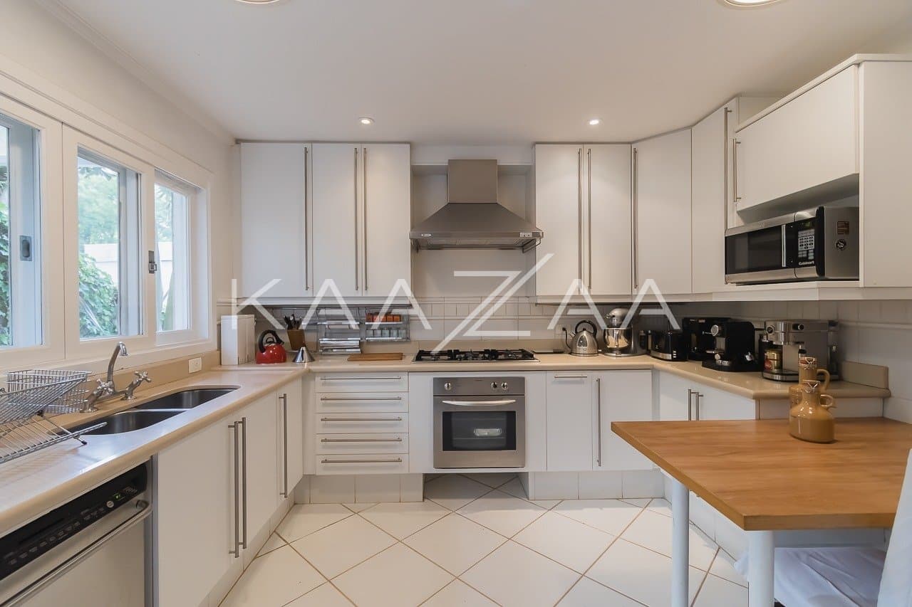 Casa muito ampla e ensolarada, em condominio de rua fechada com muita segurança na Cidade Jardim. - Foto 13