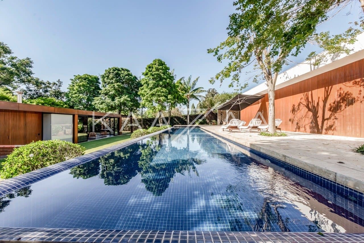 Casa térrea muito arejada, simplesmente impecável. Mobiliada com design, na Fazenda Boa Vista. - Foto 2