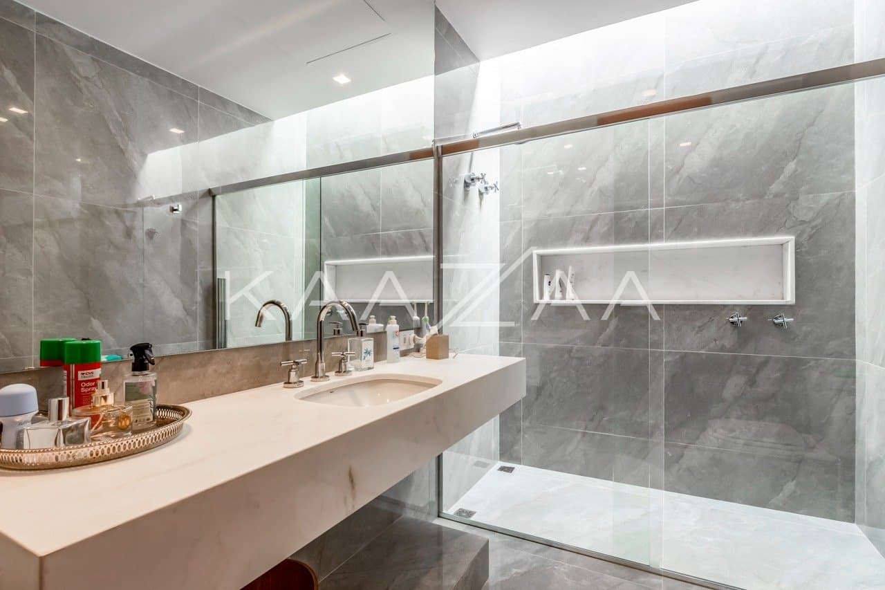 Casa térrea muito arejada, simplesmente impecável. Mobiliada com design, na Fazenda Boa Vista. - Foto 29