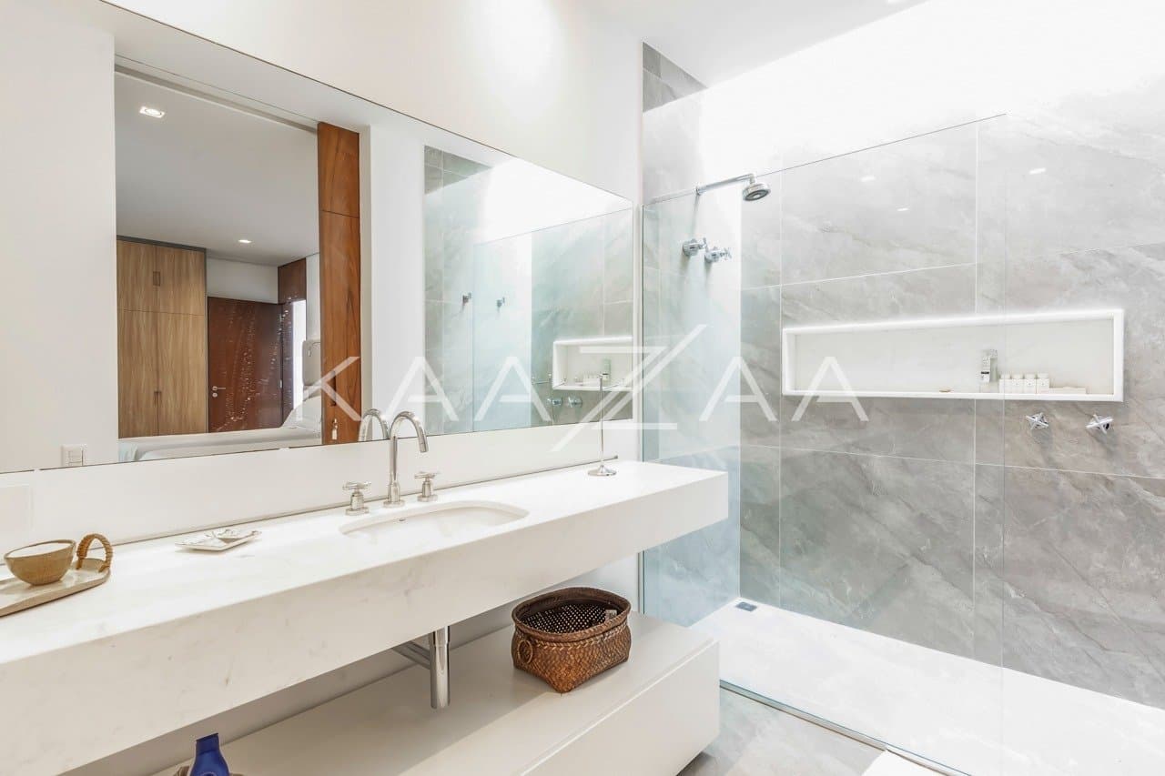 Casa térrea muito arejada, simplesmente impecável. Mobiliada com design, na Fazenda Boa Vista. - Foto 31