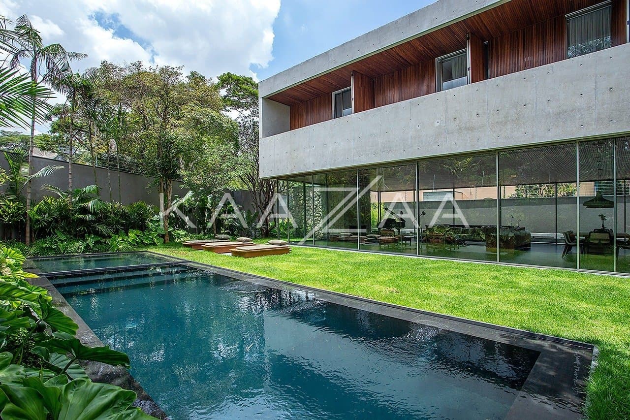 Contemporânea e toda mobiliada: casa com ambientes livres e jardim magnífico em rua fechada em Alto de Pinheiros. - Foto 2