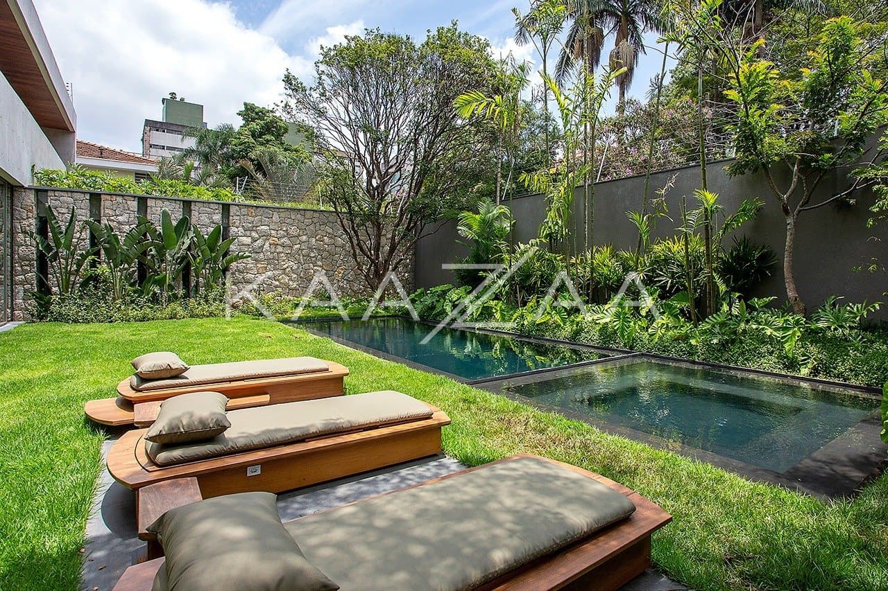 Contemporânea e toda mobiliada: casa com ambientes livres e jardim magnífico em rua fechada em Alto de Pinheiros. - Foto 3