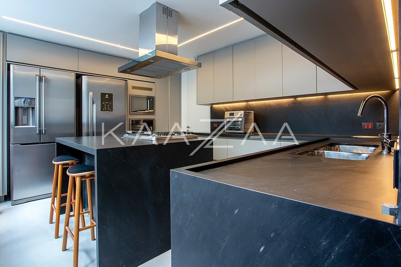 Contemporânea e toda mobiliada: casa com ambientes livres e jardim magnífico em rua fechada em Alto de Pinheiros. - Foto 17