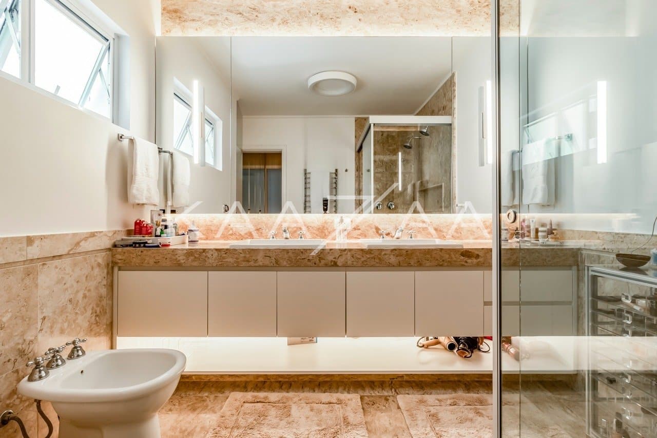 Diversos ambientes agradáveis para uma vida sossegada, nesta casa de condomínio no Jardim Guedala. - Foto 19