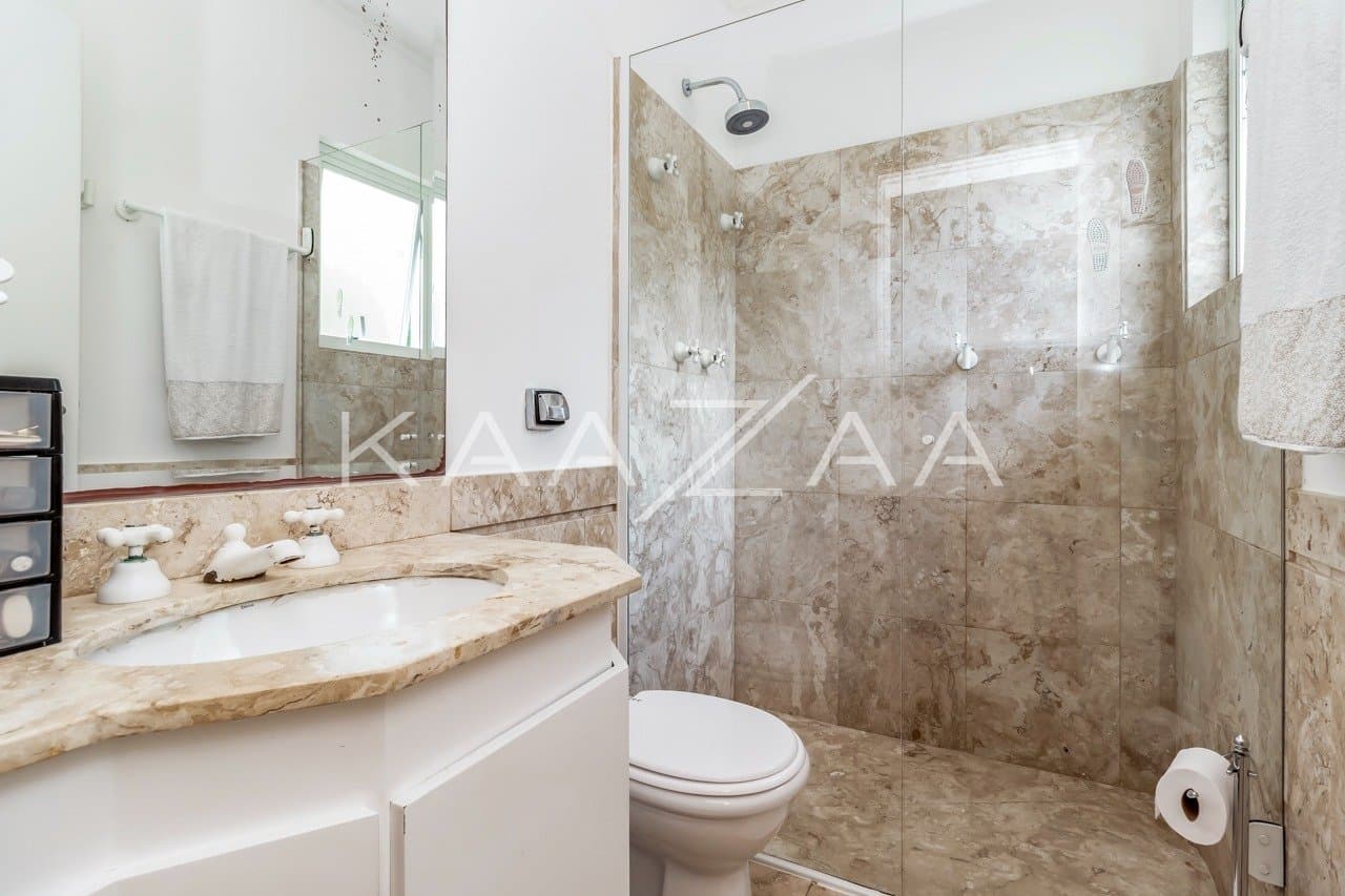 Diversos ambientes agradáveis para uma vida sossegada, nesta casa de condomínio no Jardim Guedala. - Foto 26