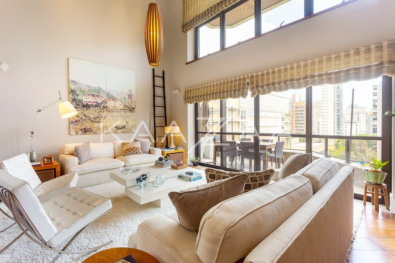 Belíssimo apartamento com pé-direito duplo em região super tranquila de Moema. - Foto 1