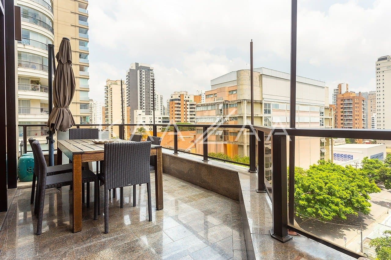 Belíssimo apartamento com pé-direito duplo em região super tranquila de Moema. - Foto 2