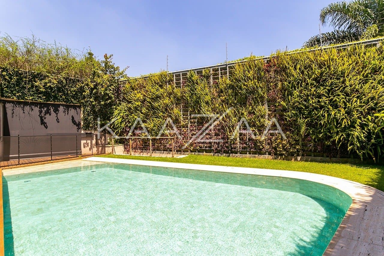 Casa com clima incrível, ótimo espaço de lazer e jardim ensolarado, no bairro Boaçava. - Foto 4