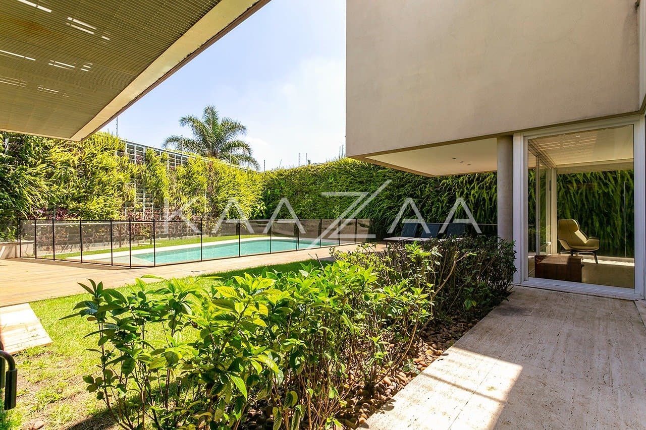 Casa com clima incrível, ótimo espaço de lazer e jardim ensolarado, no bairro Boaçava. - Foto 3