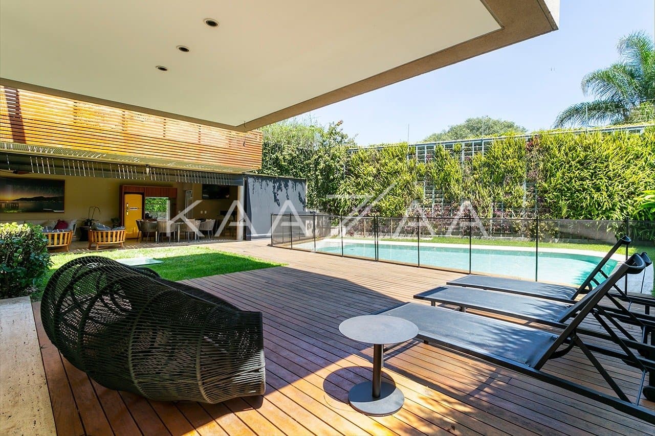 Casa com clima incrível, ótimo espaço de lazer e jardim ensolarado, no bairro Boaçava. - Foto 1