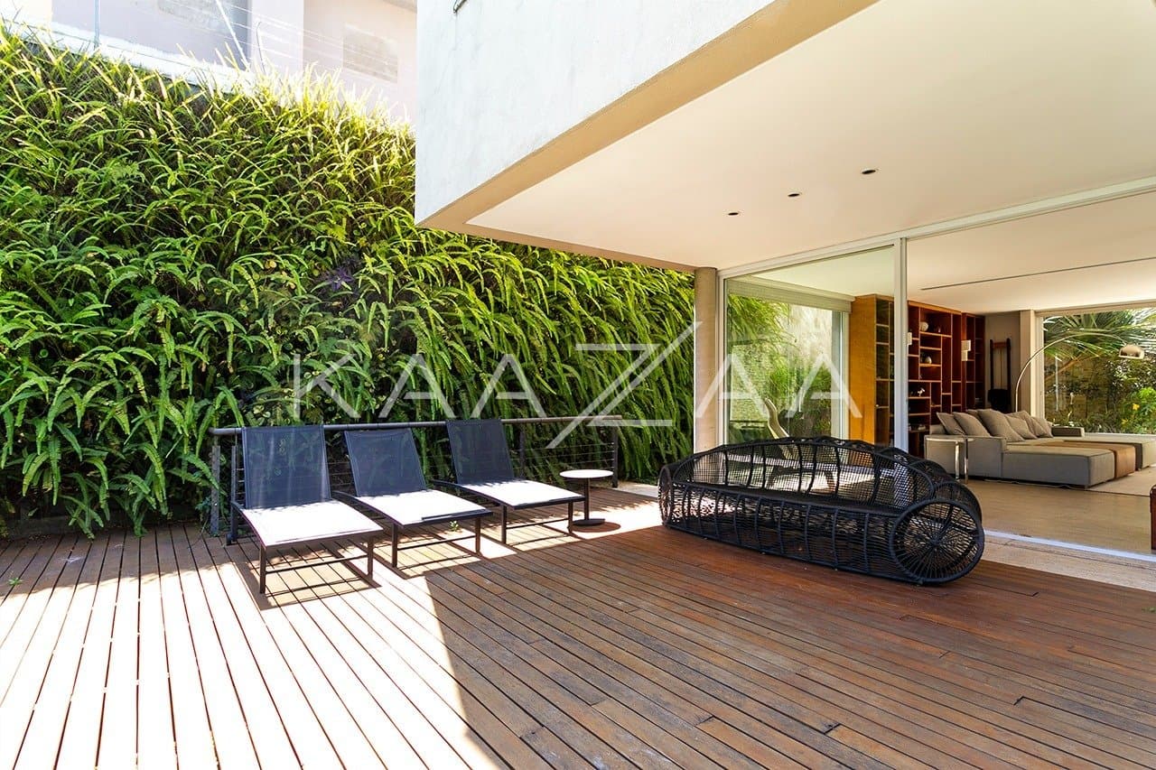 Casa com clima incrível, ótimo espaço de lazer e jardim ensolarado, no bairro Boaçava. - Foto 2