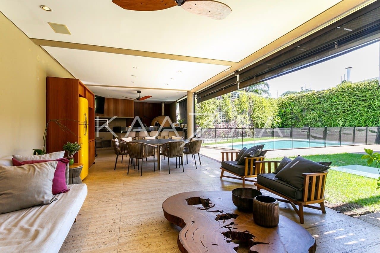 Casa com clima incrível, ótimo espaço de lazer e jardim ensolarado, no bairro Boaçava. - Foto 6