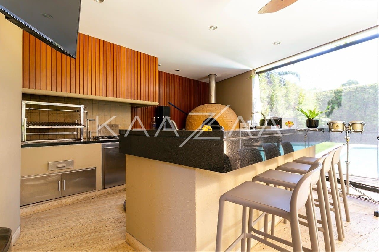 Casa com clima incrível, ótimo espaço de lazer e jardim ensolarado, no bairro Boaçava. - Foto 8