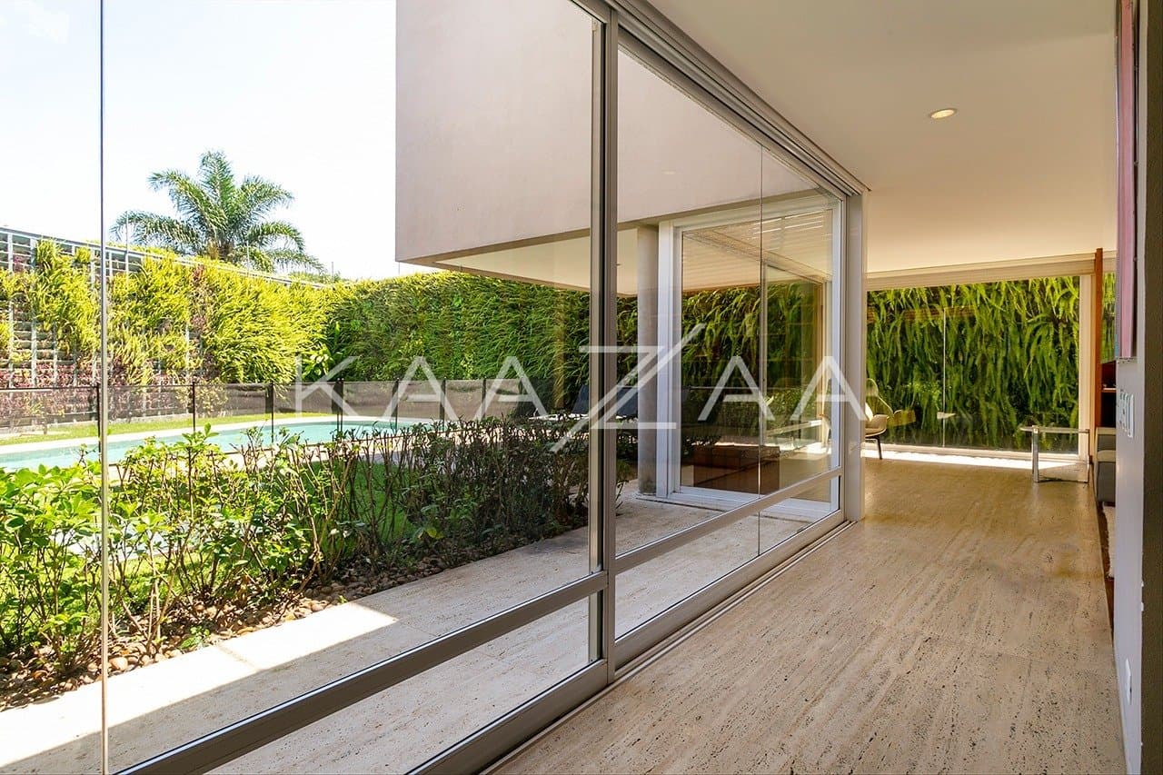 Casa com clima incrível, ótimo espaço de lazer e jardim ensolarado, no bairro Boaçava. - Foto 11