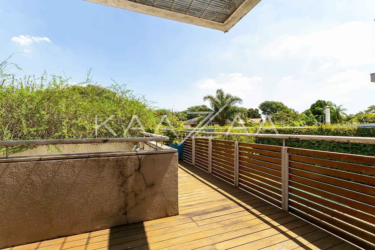 Casa com clima incrível, ótimo espaço de lazer e jardim ensolarado, no bairro Boaçava. - Foto 17