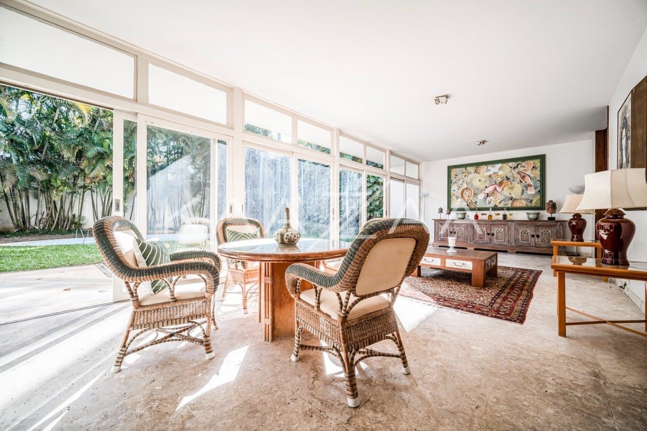 Excelente casa modernista, com lindo jardim em um amplo terreno no Jardim Europa. - Foto 1