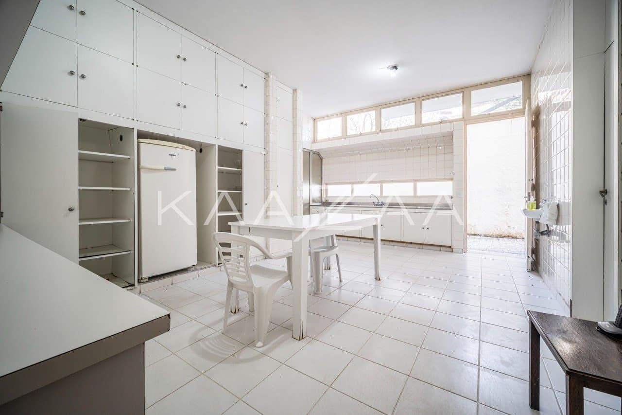 Excelente casa modernista, com lindo jardim em um amplo terreno no Jardim Europa. - Foto 16