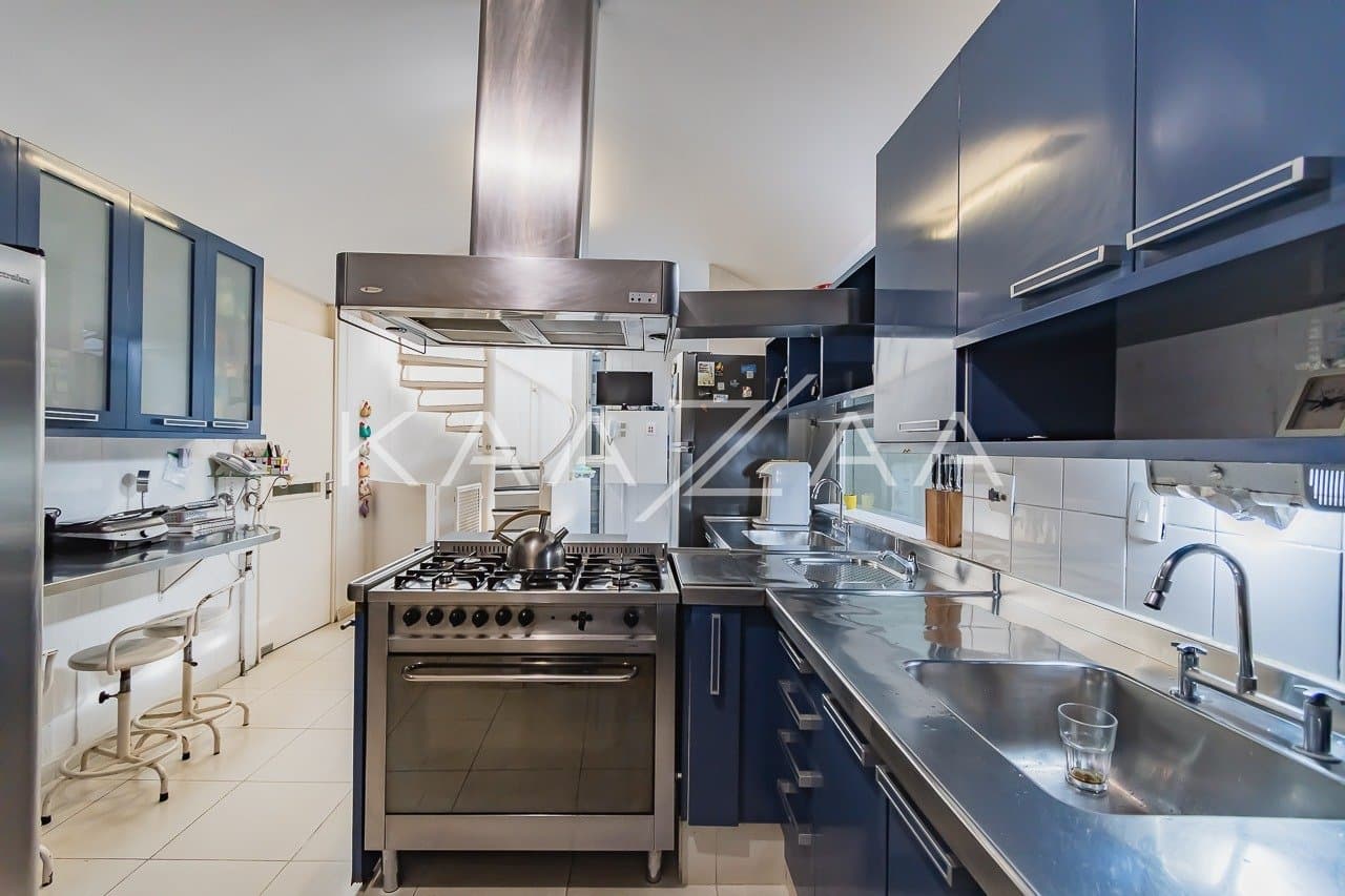 Casa espaçosa com 555 m² de bem-estar em Alto de Pinheiros, perfeita para receber. - Foto 21