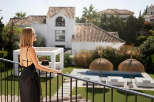 Mulher sorrindo enquanto aproveita a vista de imóvel com localização privilegiada
